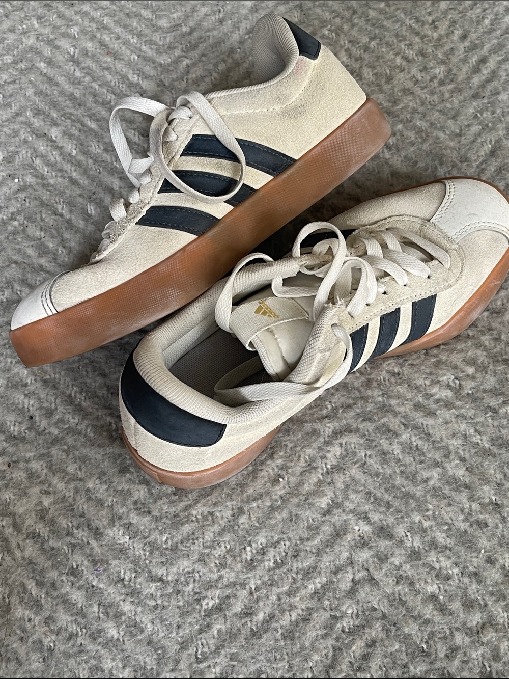 adidas.
Gently worn.
See pictures.  😊
